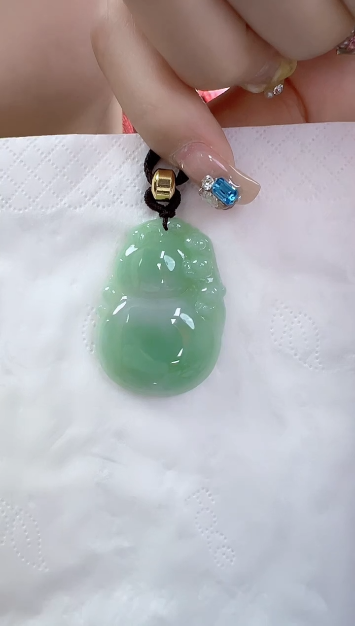 颈饰未镶嵌翡翠孤品葫芦   宽28高39厚5-6