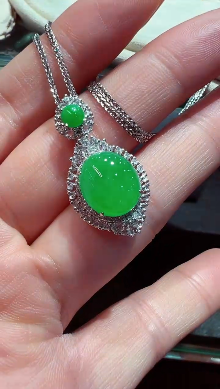 【闪购商品】翡翠吊坠(赠链)18K金镶嵌翡翠吊坠