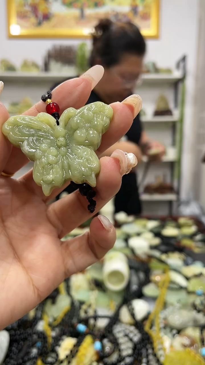 岫玉未镶嵌吊坠              