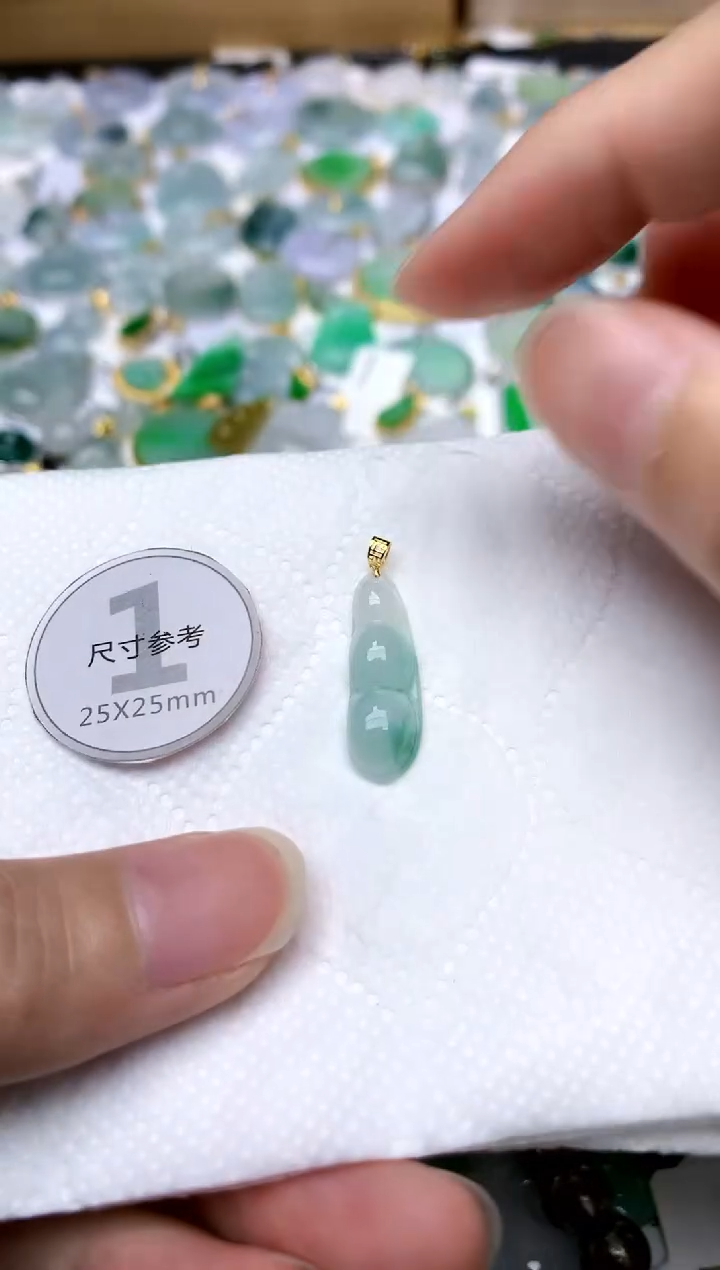 颈饰18K金镶嵌翡翠天然A货翡翠