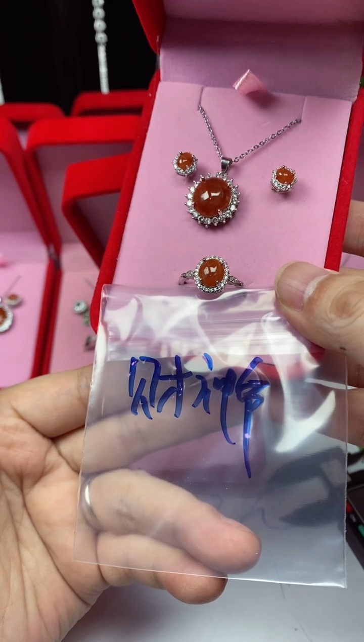 未镶嵌戒指翡翠财****?翡翠吊坠