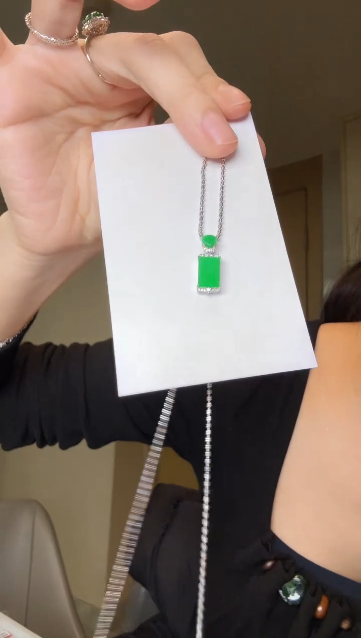 【闪购商品】翡翠吊坠(不含链)18K金镶嵌天然翡翠吊坠