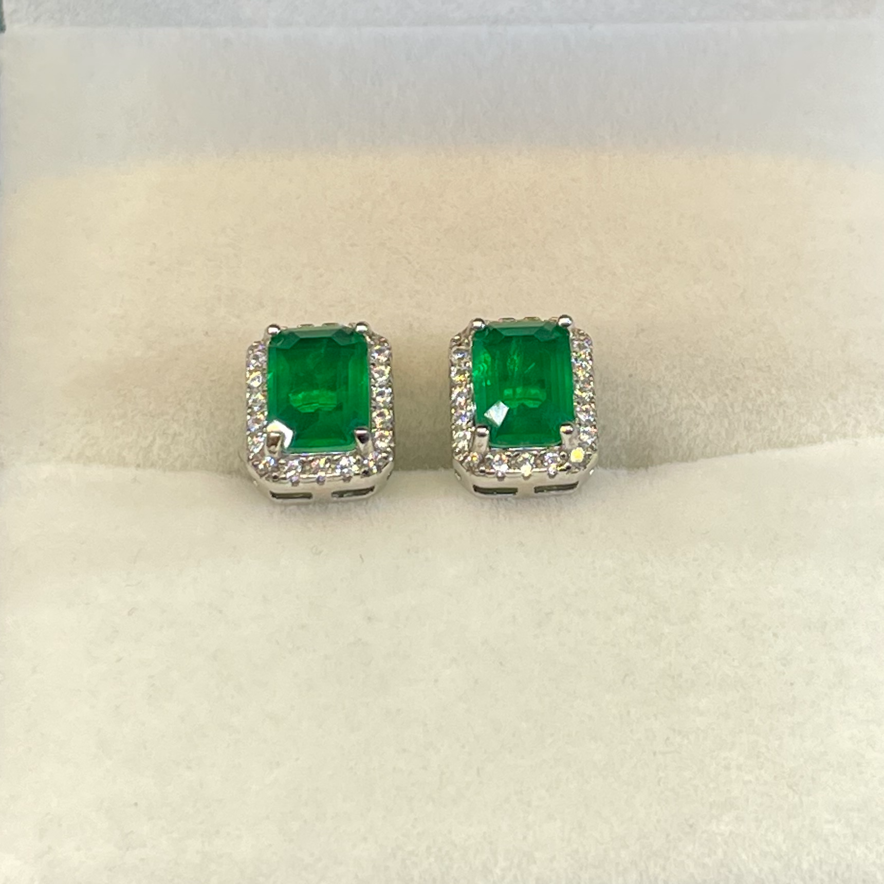 【Vivia】甄选 微镶祖母切绿耳钉1.0CT