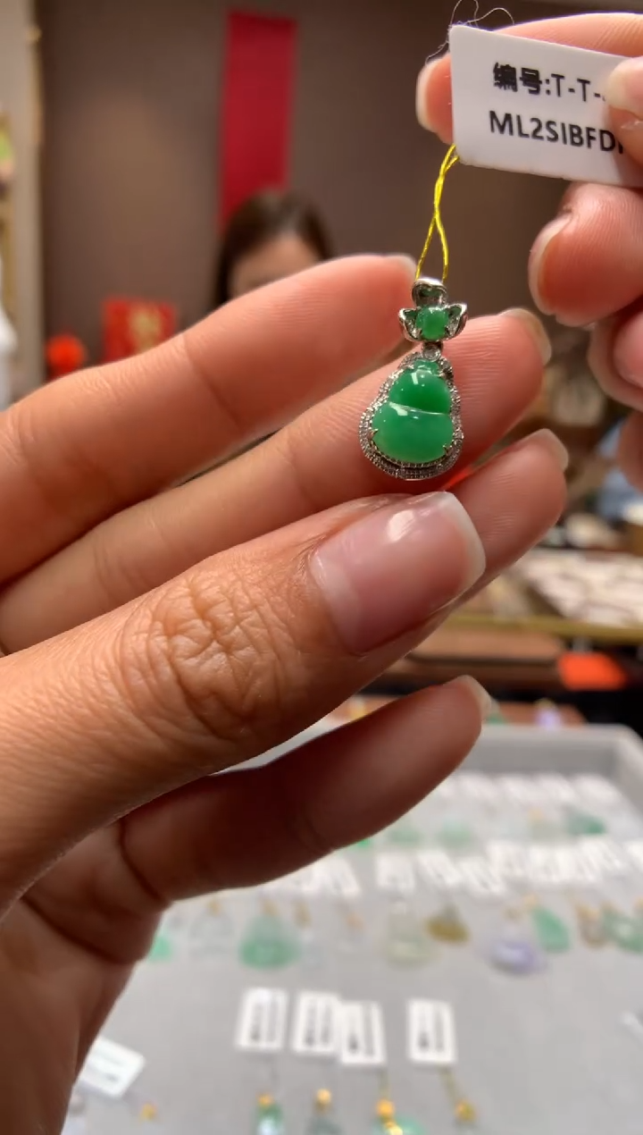 【闪购商品】翡翠颈饰18K金镶嵌葫芦