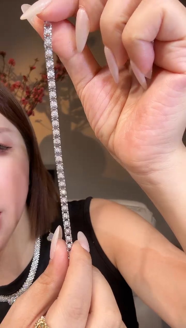 手链18K金镶嵌钻石牛头手链