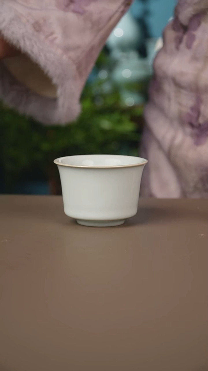 奎奎月白马蹄杯      