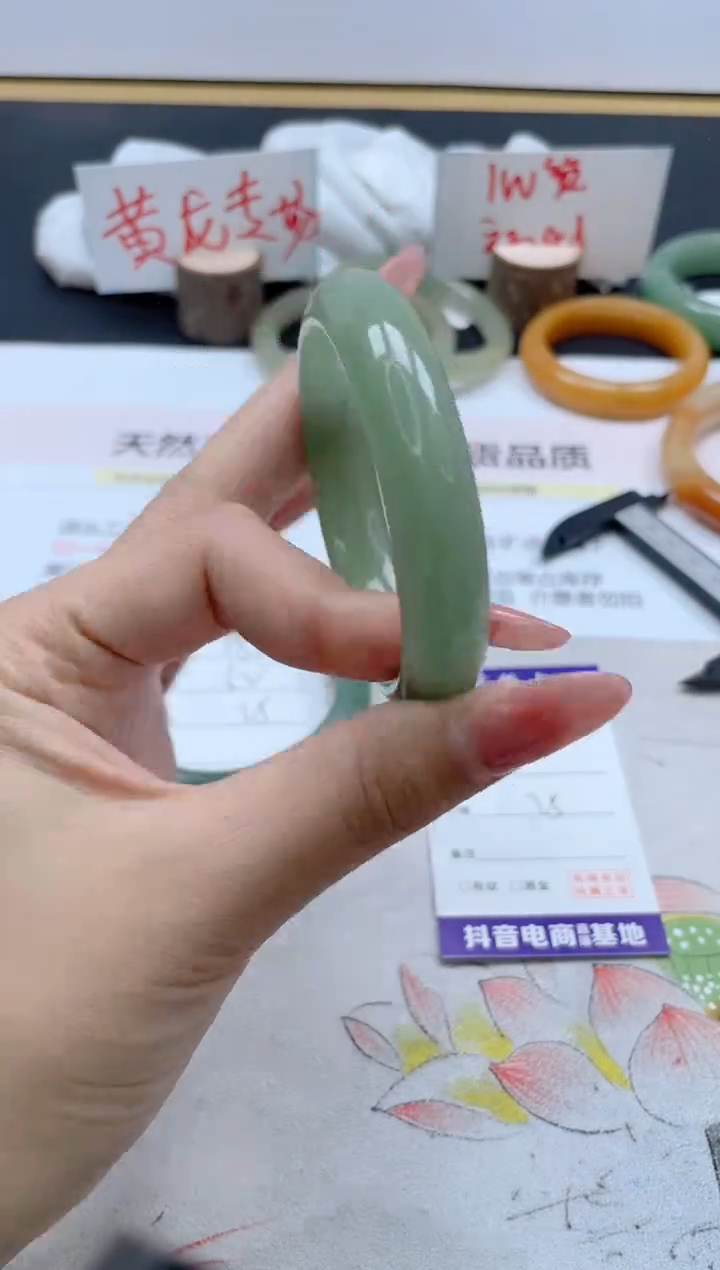 【闪购商品】石英质玉手镯未镶嵌189/52.6