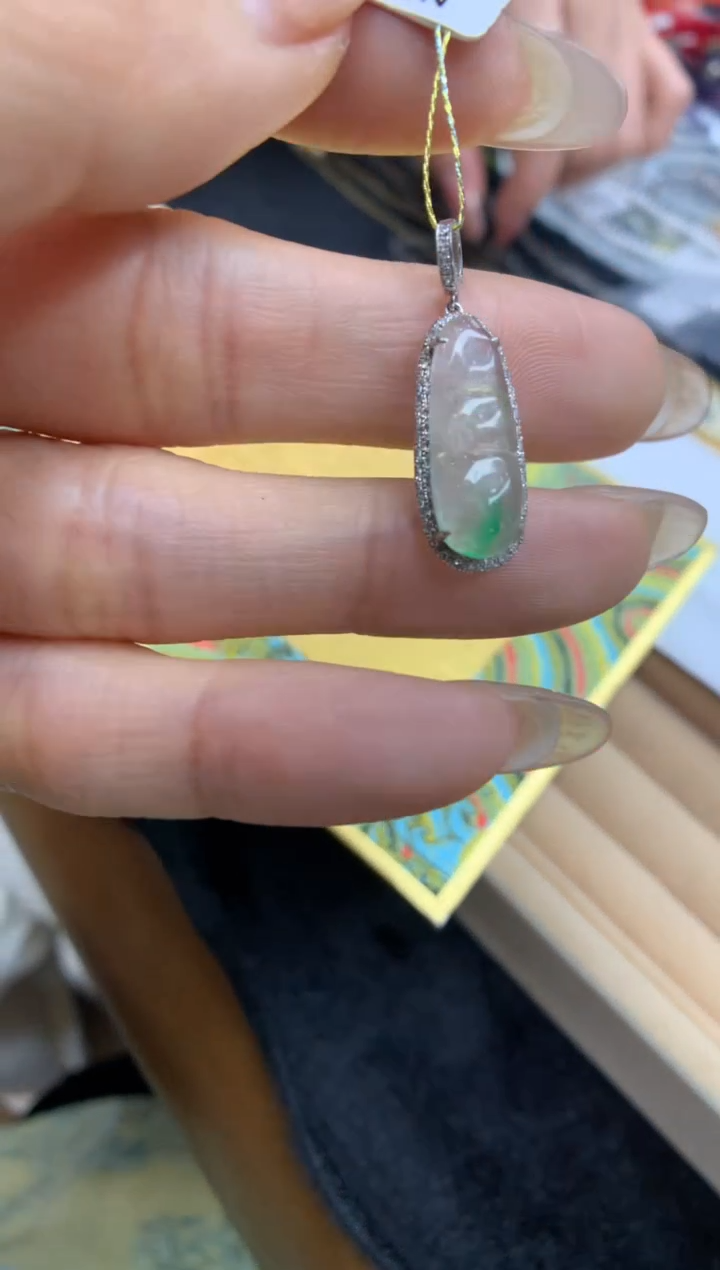 【闪购商品】翡翠颈饰18K金镶嵌福豆