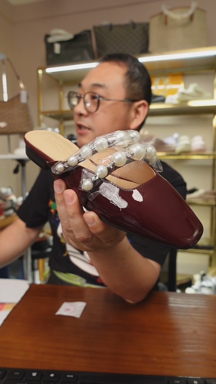 一字式扣带漆皮珠珠女鞋  35码