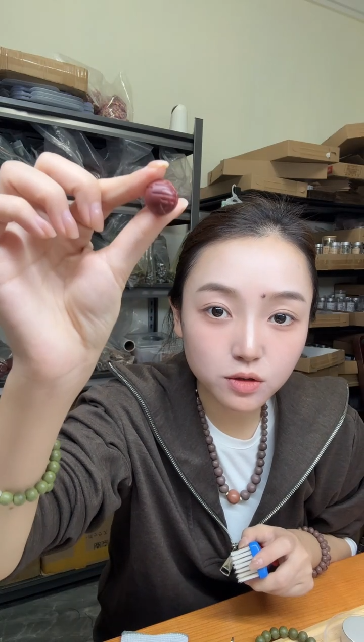 泥塑将军媚1.7字珠4颗