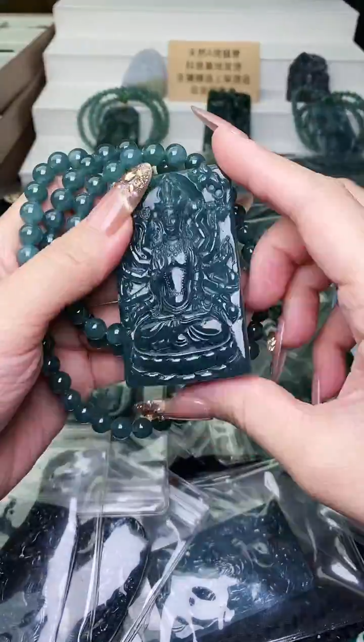 颈饰未镶嵌翡翠 