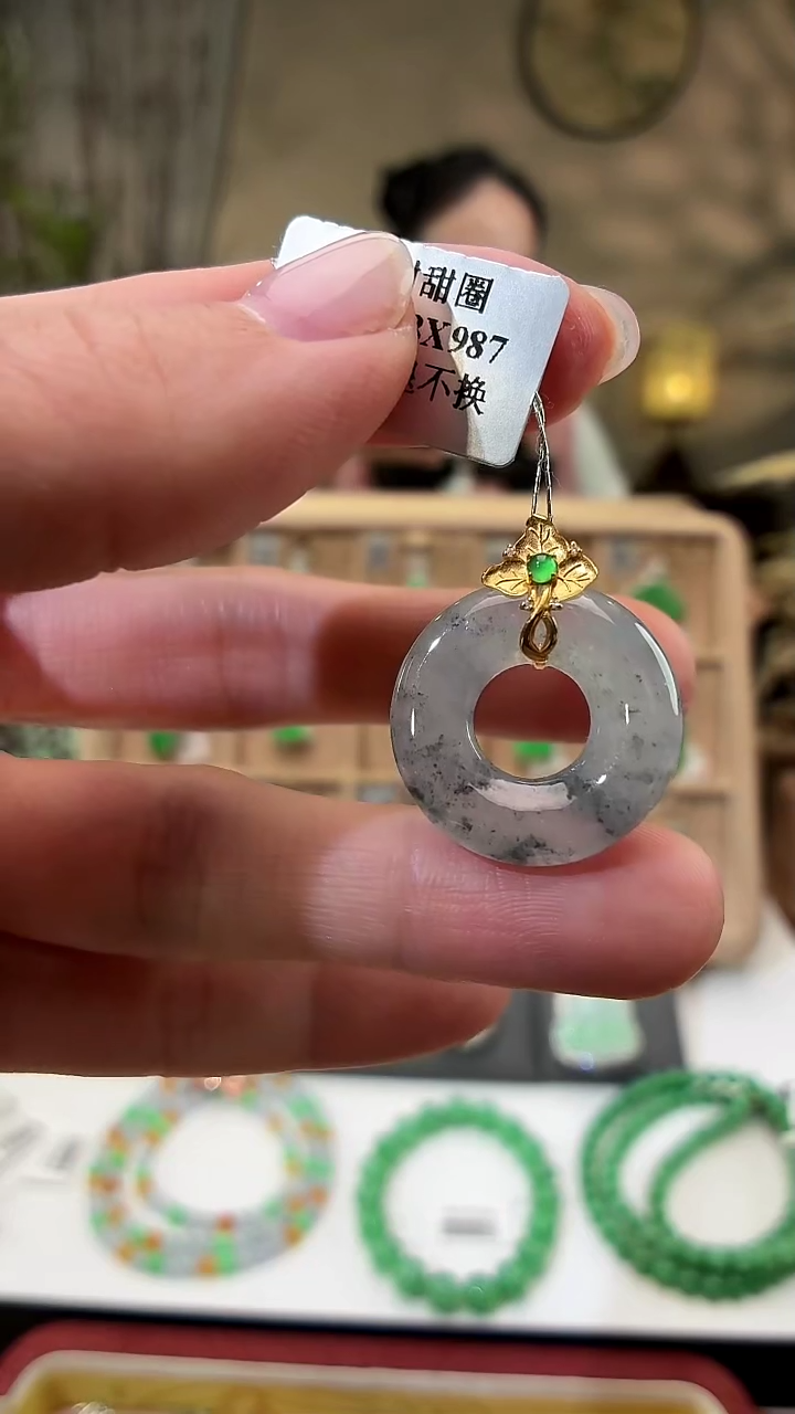 颈饰18K金镶嵌翡翠甜甜圈