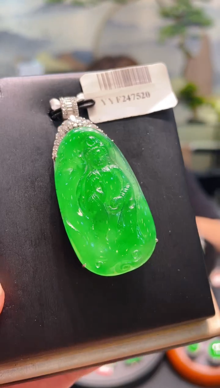翡翠18K金镶嵌颈饰翡翠A97