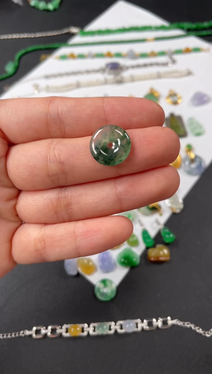 翡翠未镶嵌吊坠(不含链)一个    P233