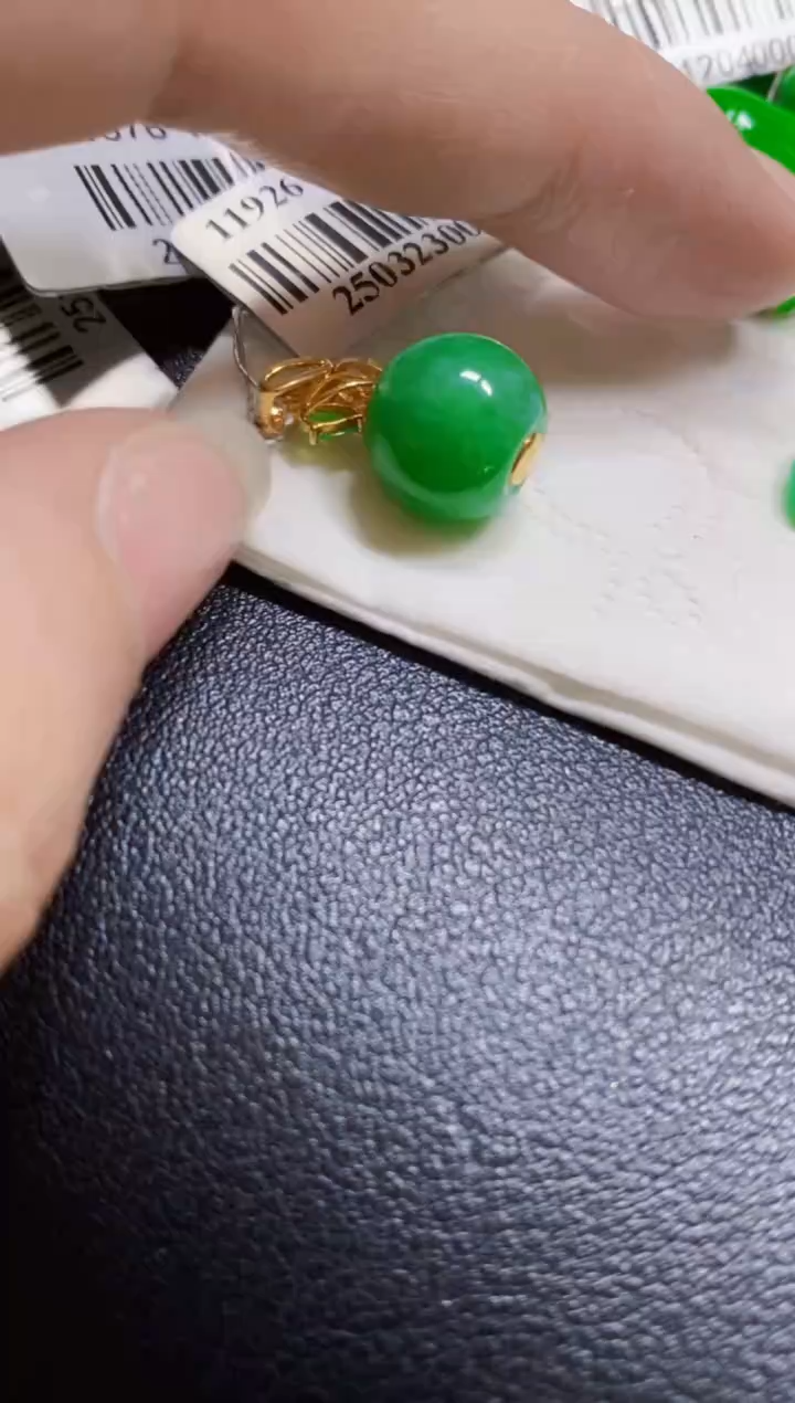 颈饰18K金镶嵌翡翠珠子