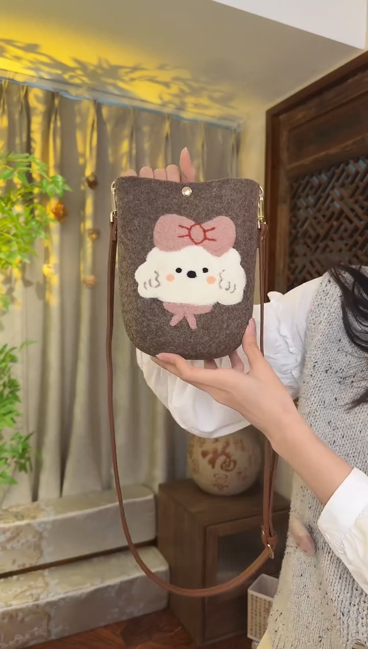 羊毛非遗纯手工包  手机包小狗