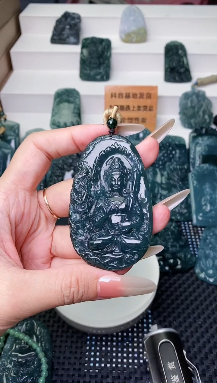 颈饰未镶嵌翡翠 