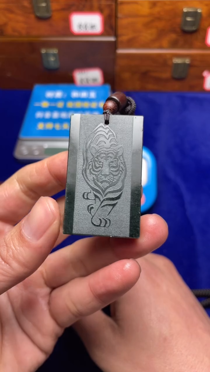 未镶嵌和田玉挂件大*子和田玉