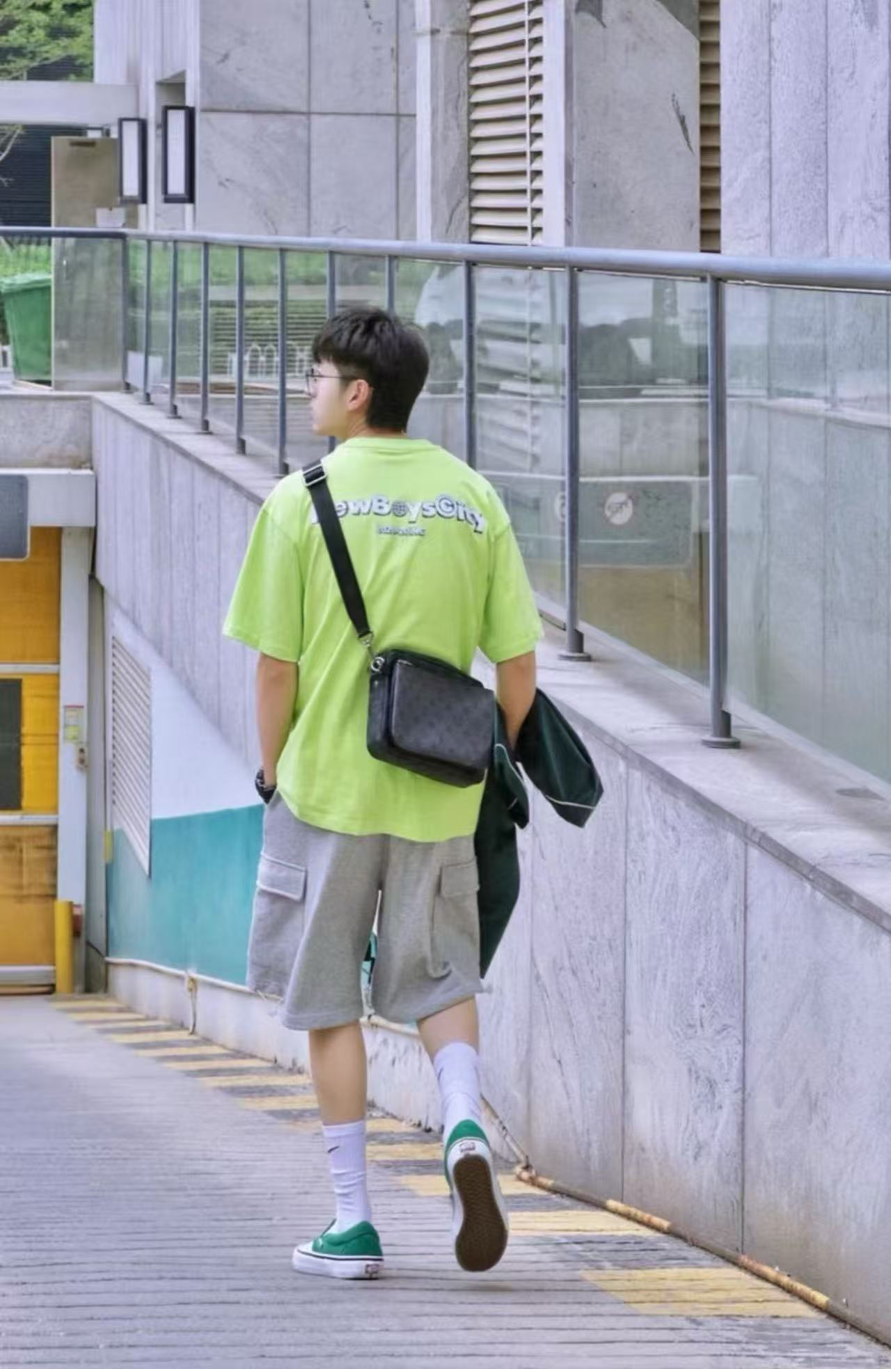 2025经典潮流时尚型男斜挎包服饰配件A2