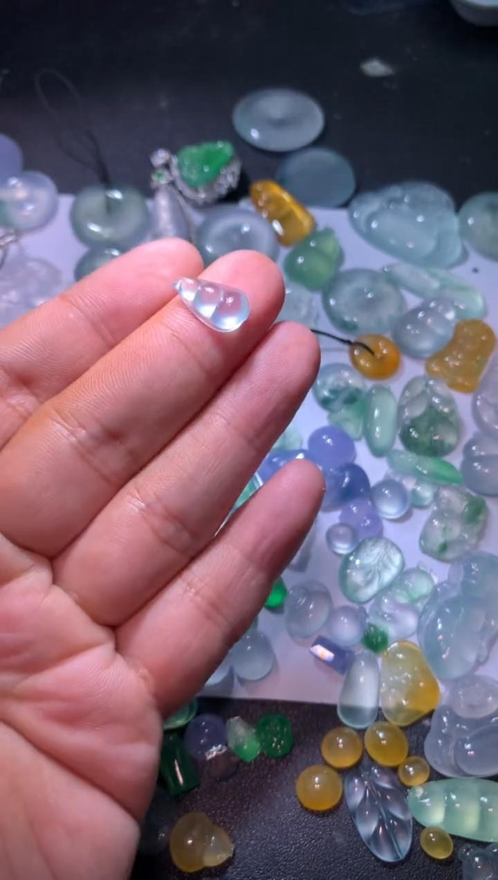 【闪购商品】翡翠颈饰未镶嵌豆子