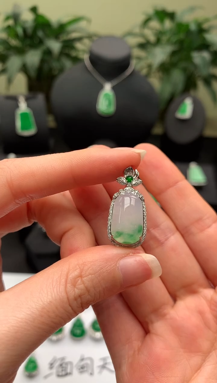 【闪购商品】翡翠颈饰18K金镶嵌福瓜