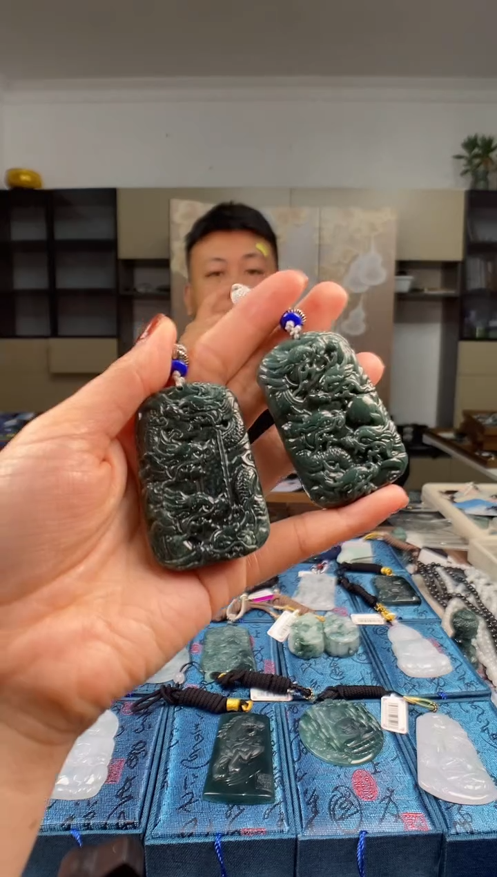 颈饰未镶嵌翡翠  多样性发其一