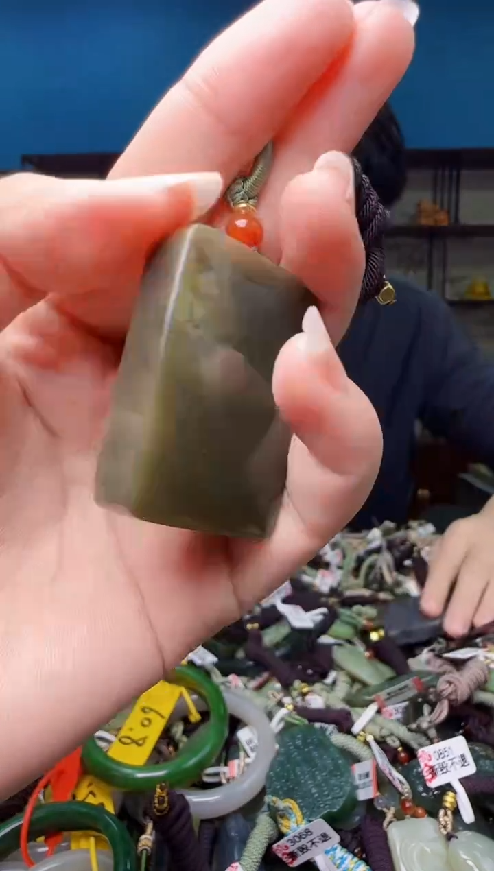 颈饰未镶嵌和田玉1