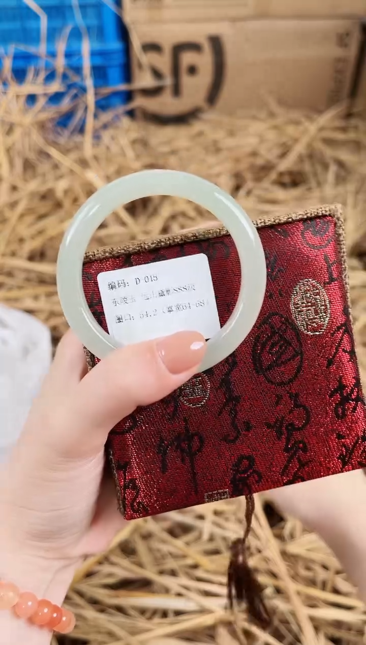 未镶嵌手镯石英质玉D015