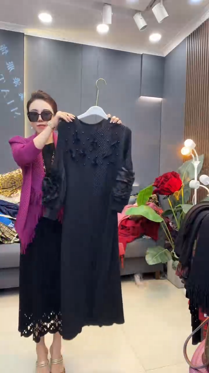 聚酯纤维（涤纶）黑色 钉珠裙