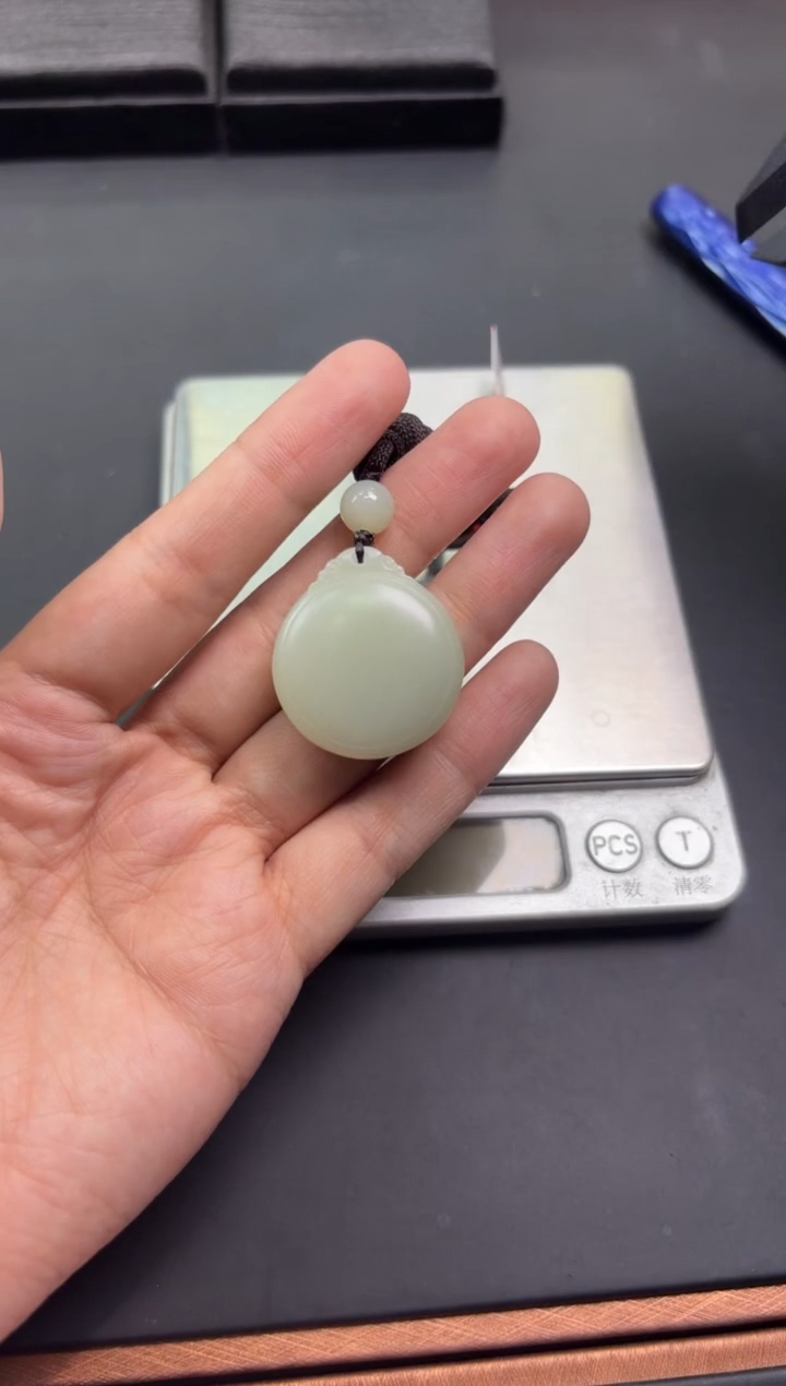 【闪购商品】和田玉吊坠(赠链)未镶嵌且末微色差迪克兰一细吊坠