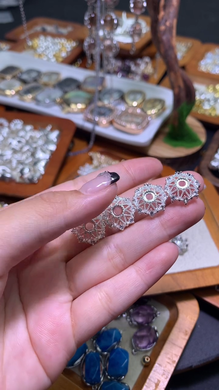 锆石合金花托 8元4个 大咪