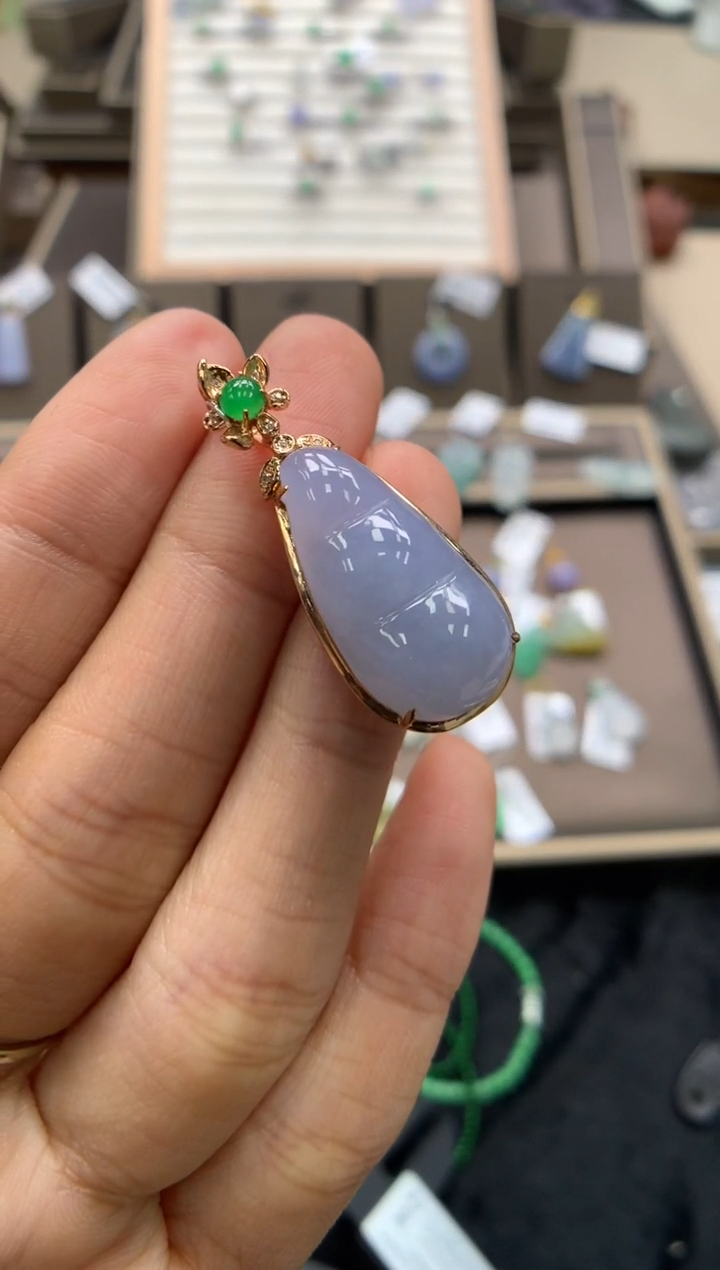 颈饰18K金镶嵌翡翠豆子