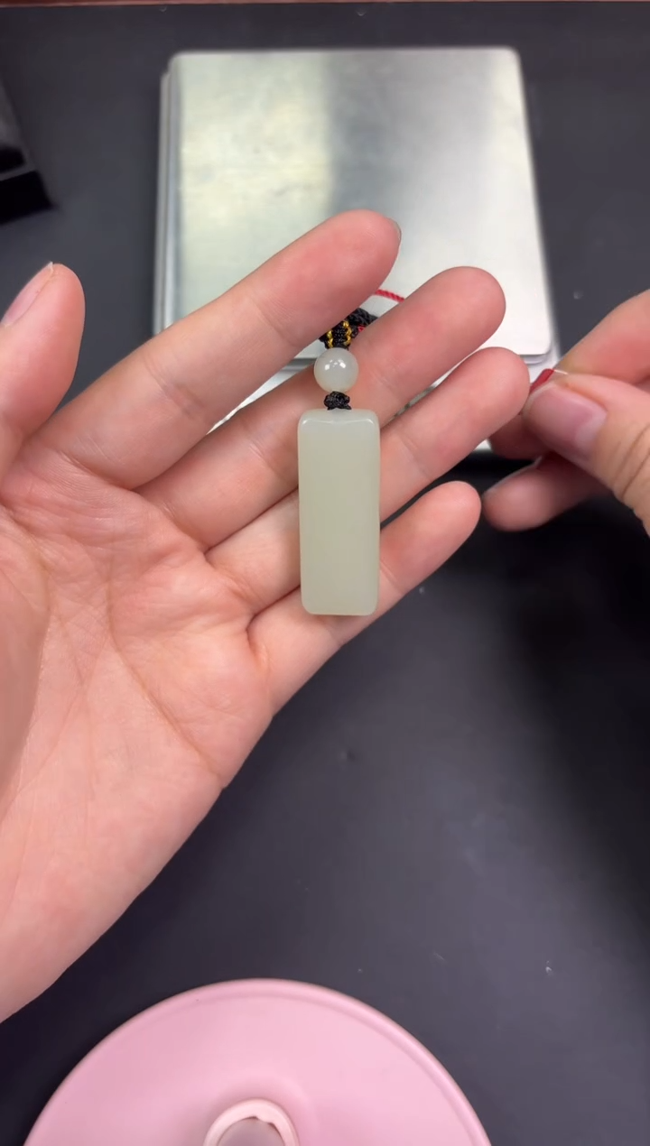 【闪购商品】和田玉吊坠(赠链)未镶嵌且末微色差迪克兰吊坠