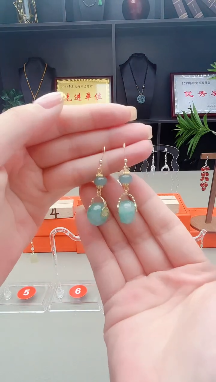 未镶嵌石英质玉（天山翠）耳钉307