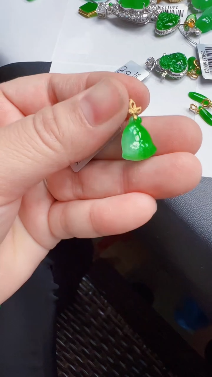 翡翠18K金镶嵌颈饰莲蓬