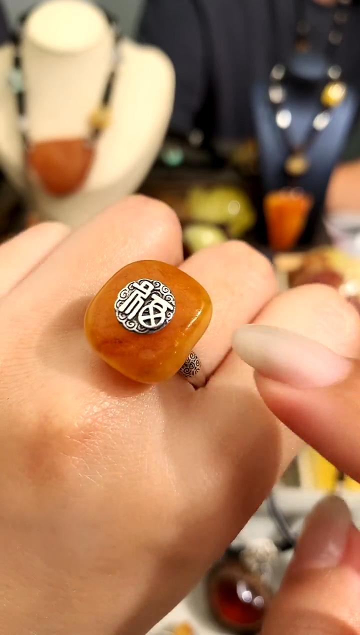 未镶嵌琥珀裸石似玉