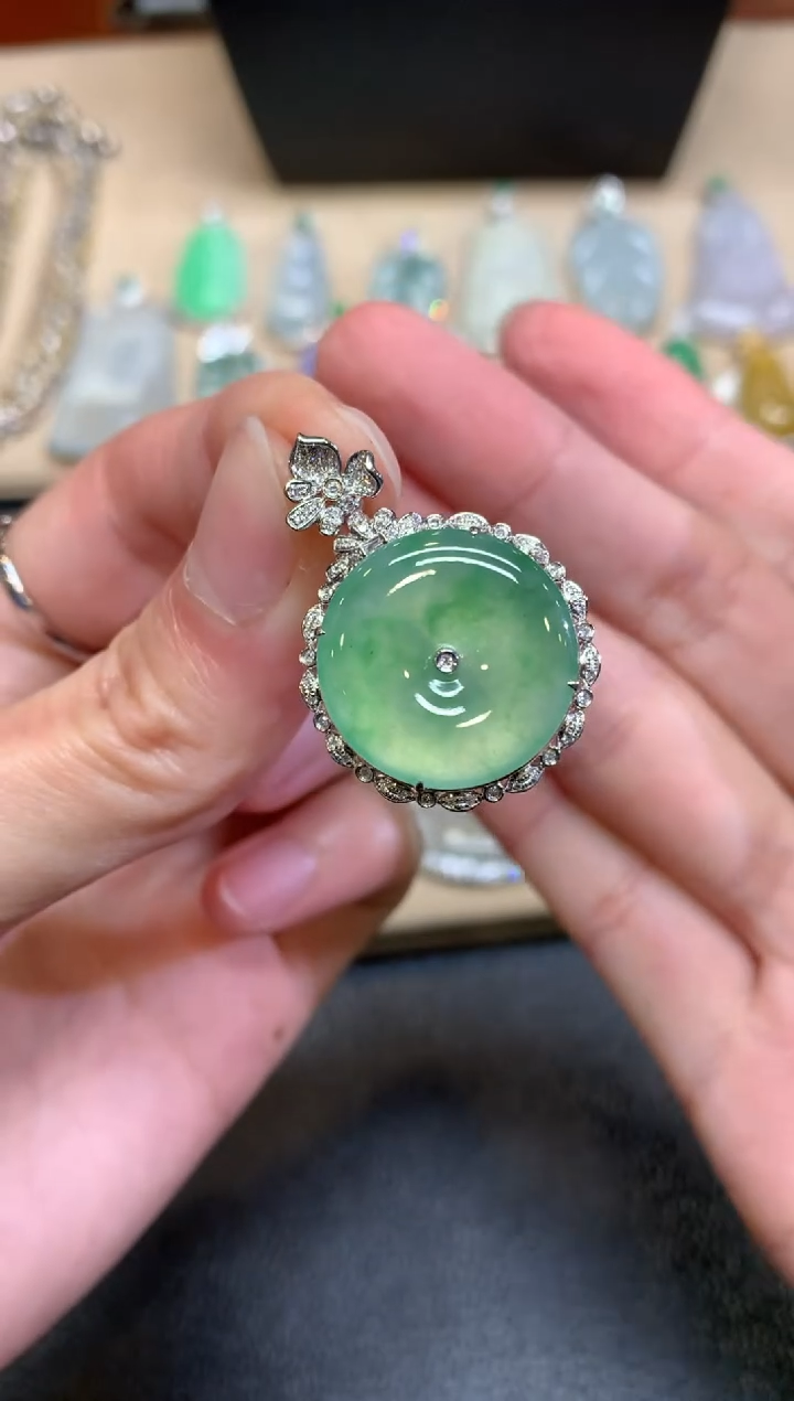 【闪购商品】翡翠颈饰18K金镶嵌平安扣【无服务费】