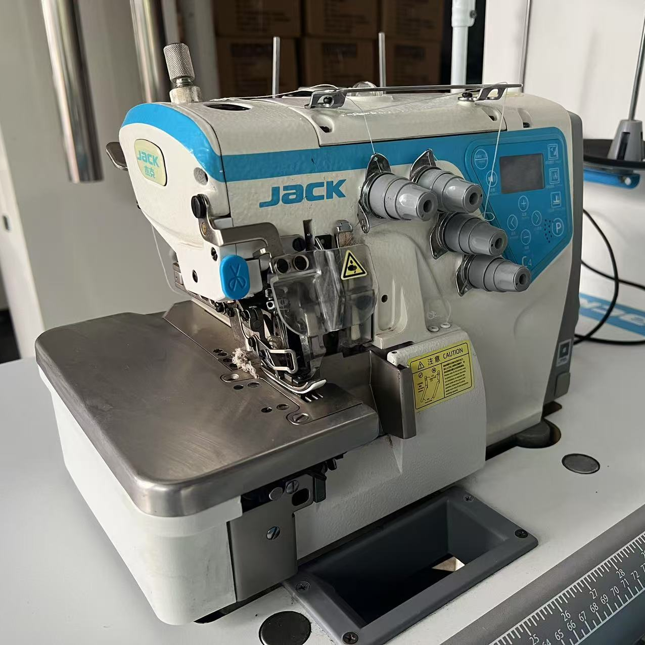 杰克C4电脑自动剪线拷边机适合各种针织面料缝制
