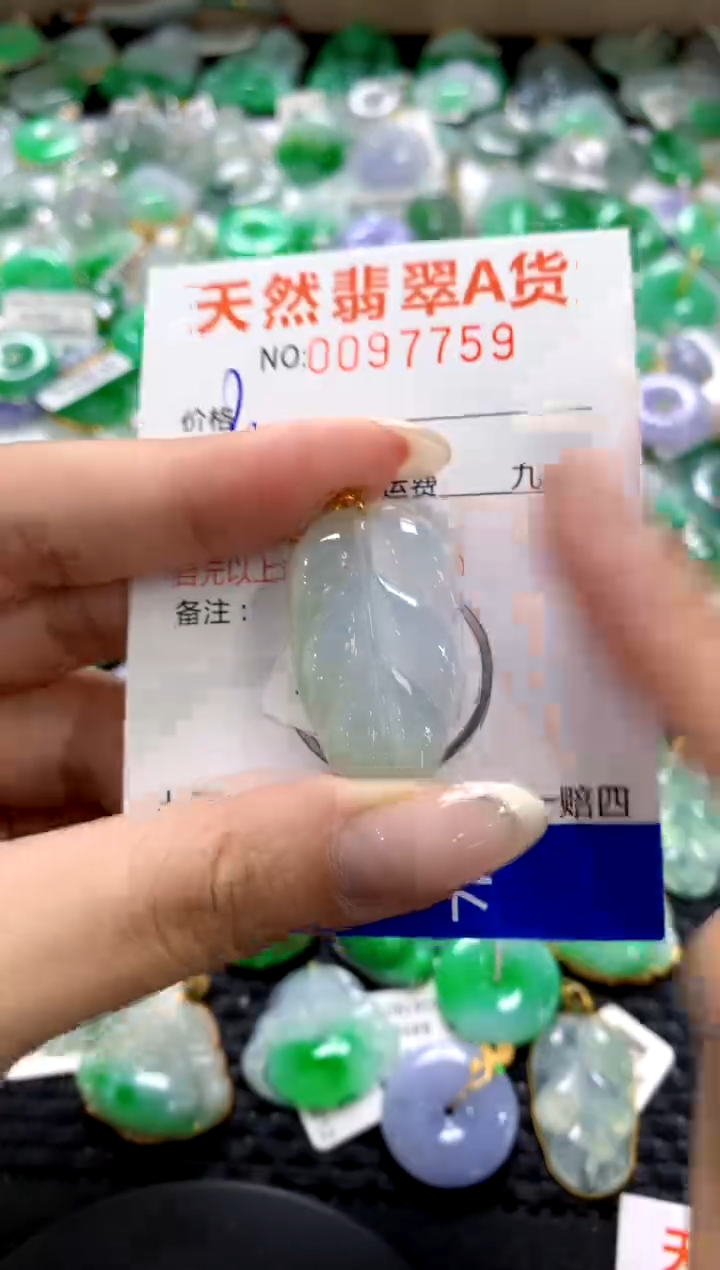 翡翠18K金镶嵌颈饰1111111111111111