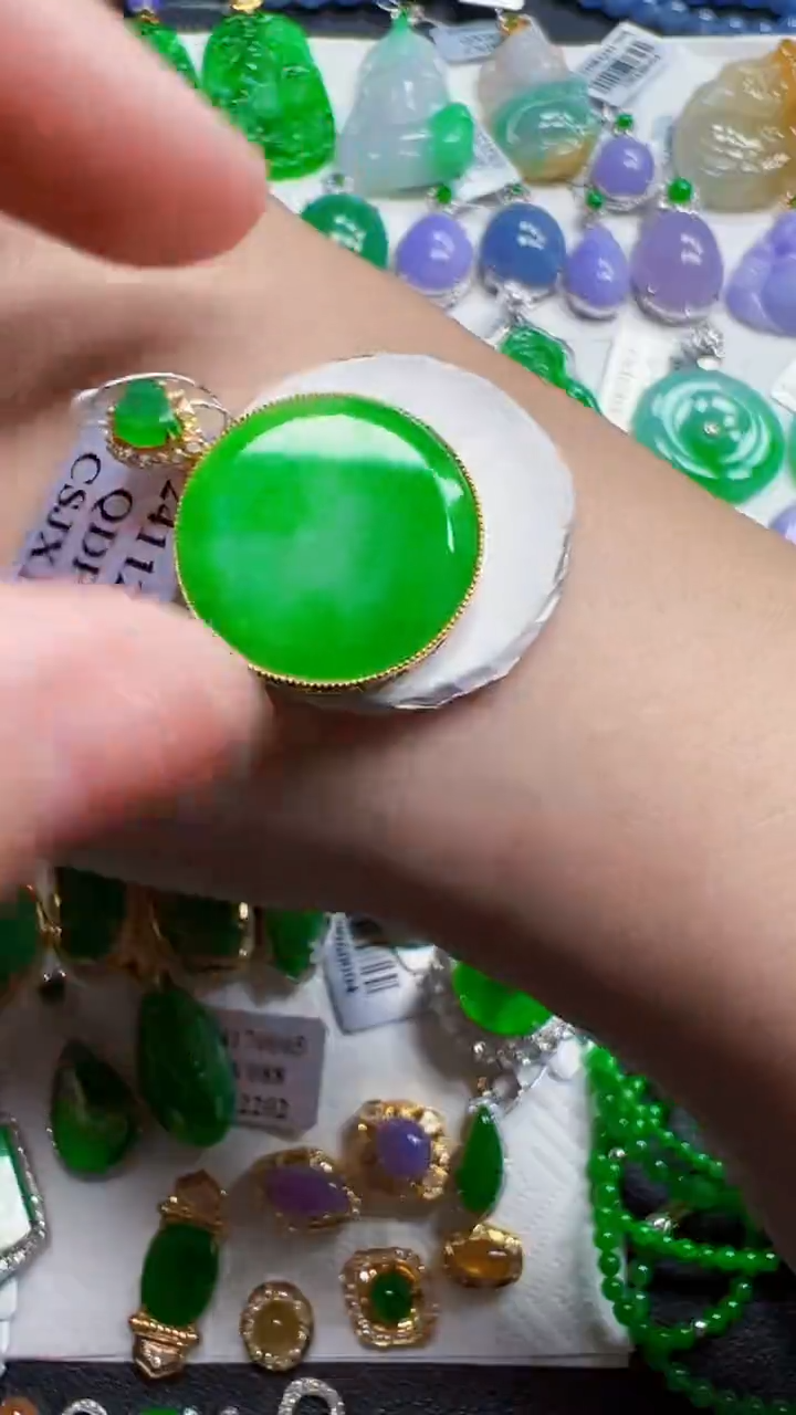 颈饰18K金镶嵌翡翠圆牌