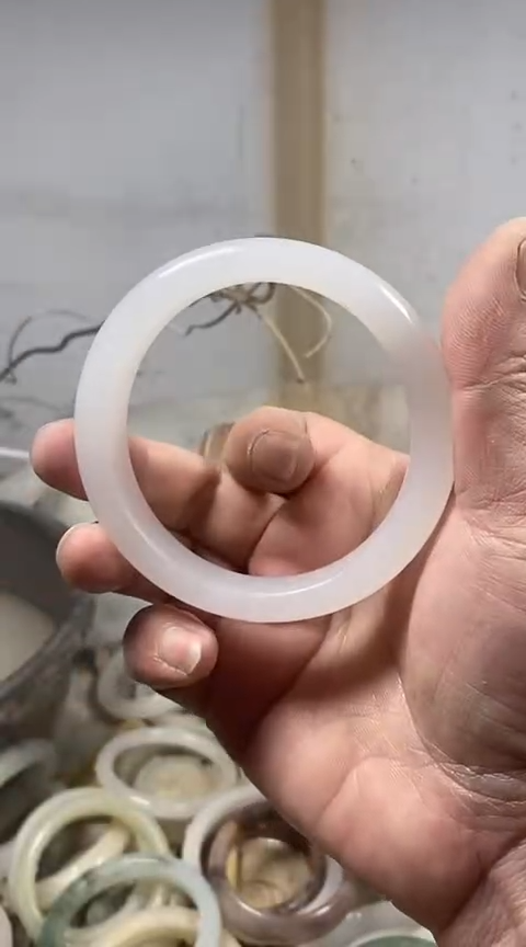 【闪购商品】石英质玉手镯未镶嵌64+63