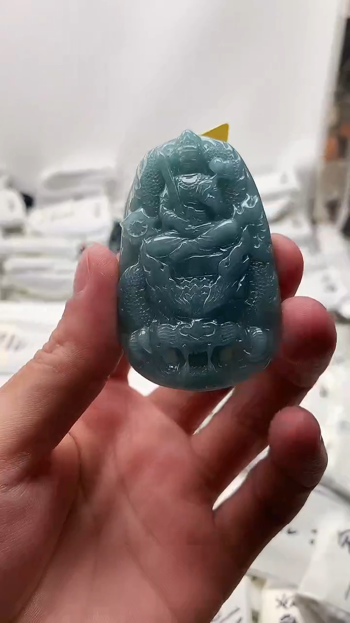 翡翠未镶嵌颈饰虚空藏