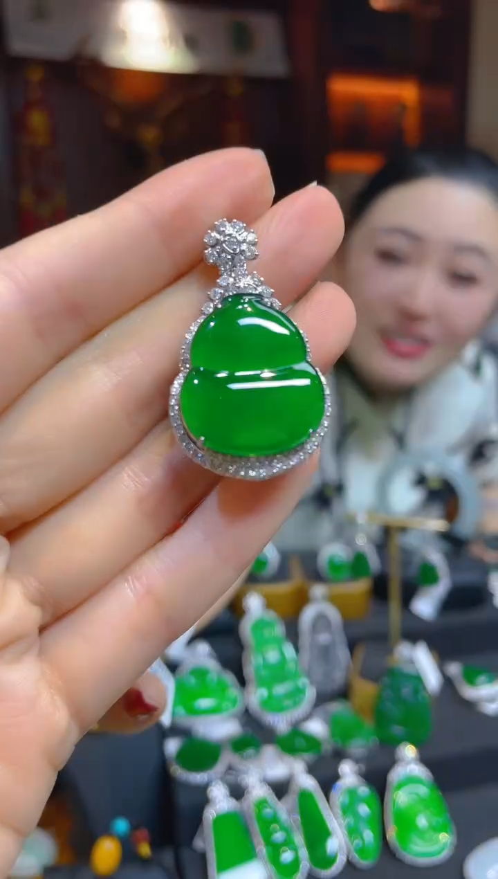 【闪购商品】翡翠颈饰18K金镶嵌114067天然A货翡翠葫芦吊坠