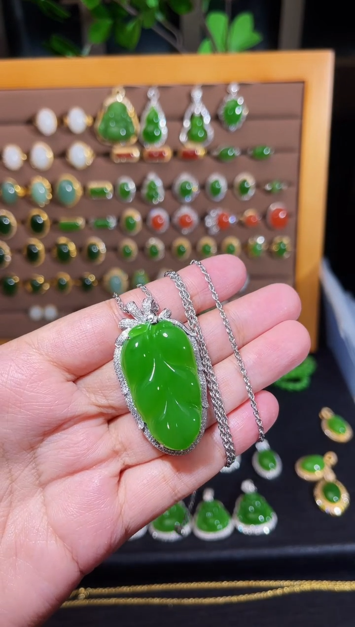 【闪购商品】和田玉吊坠18K金镶嵌苹果绿厚金镶嵌树叶吊坠