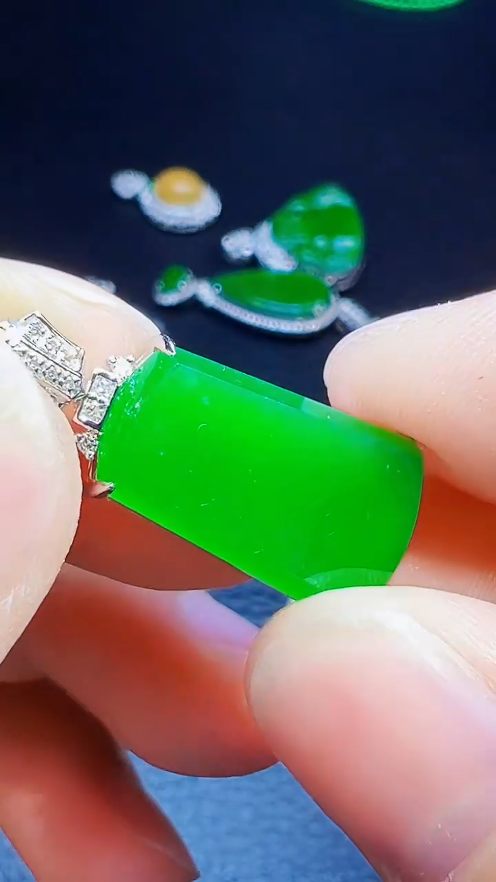 颈饰18K金镶嵌翡翠胡****物翡翠