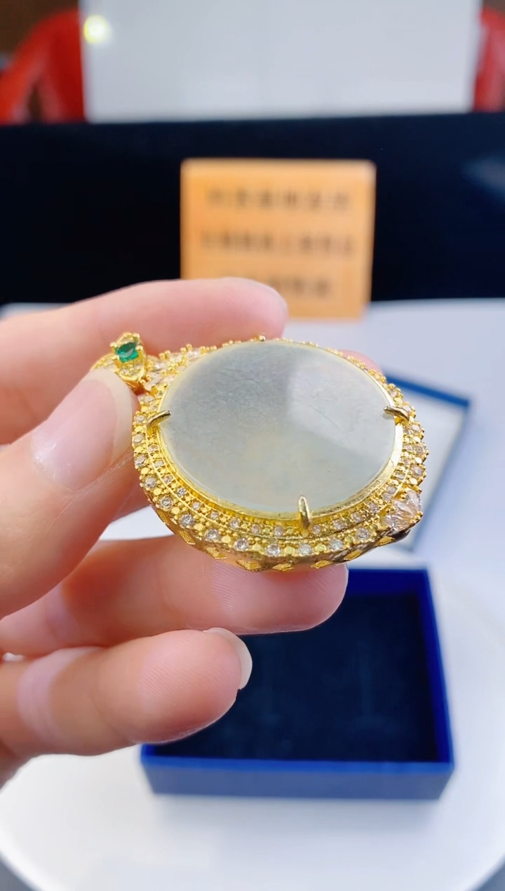 颈饰未镶嵌翡翠  