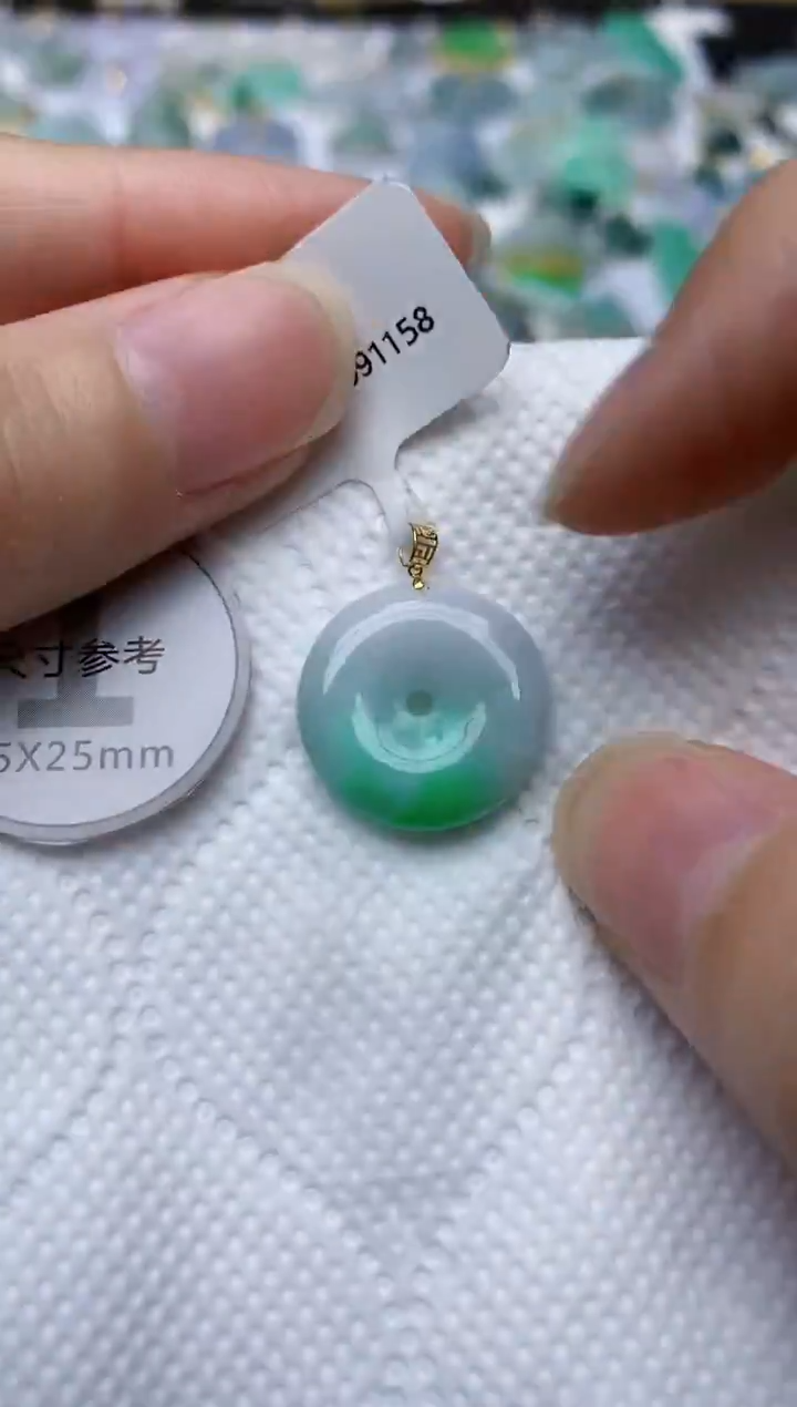 颈饰18K金镶嵌翡翠天然A货翡翠