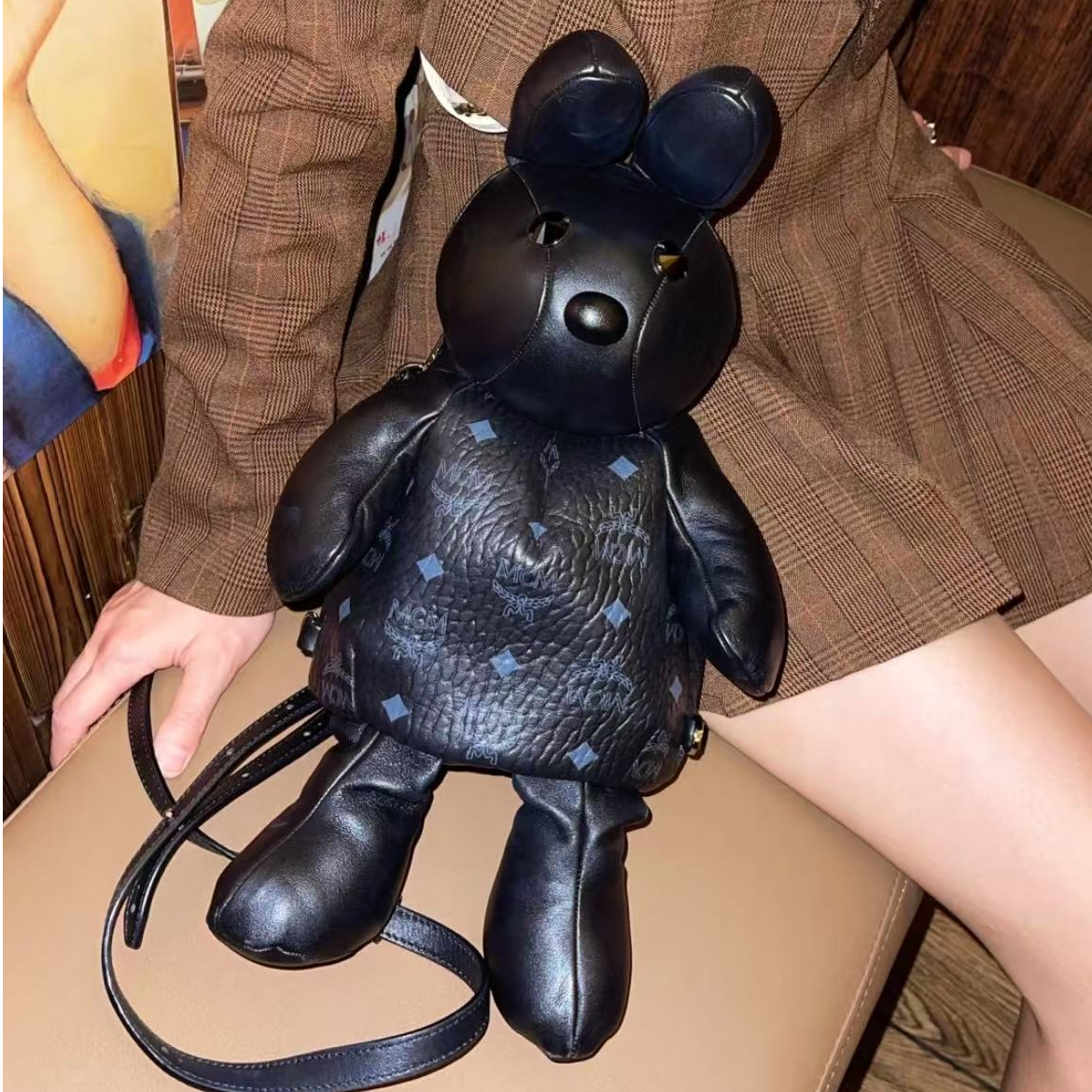 95新 MCM 茉上/MCM黑色兔子包