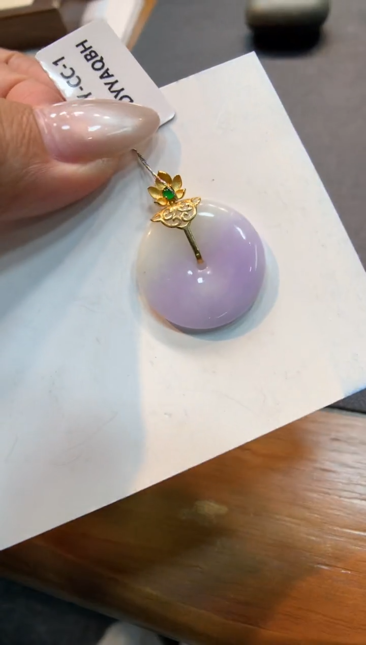 翡翠18K金镶嵌颈饰平安扣