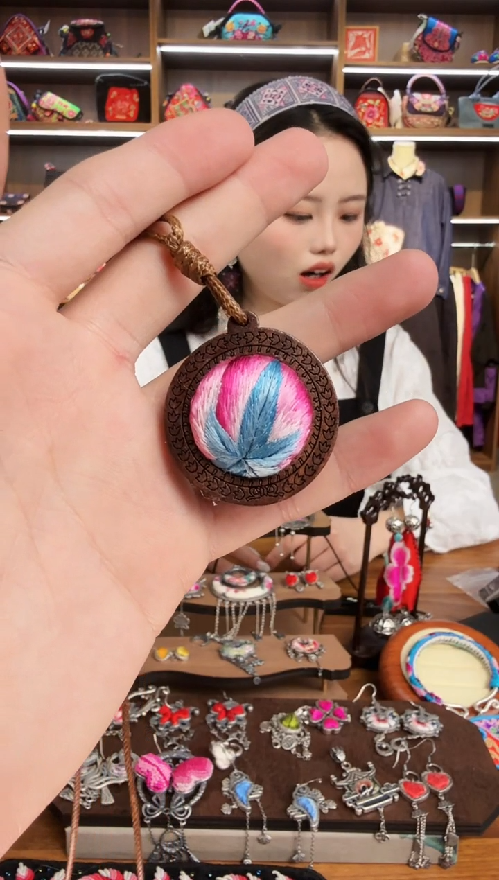 【闪购商品】织绣78蒙阿苏苗绣传承